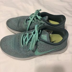 Nike Tiffany color shoe